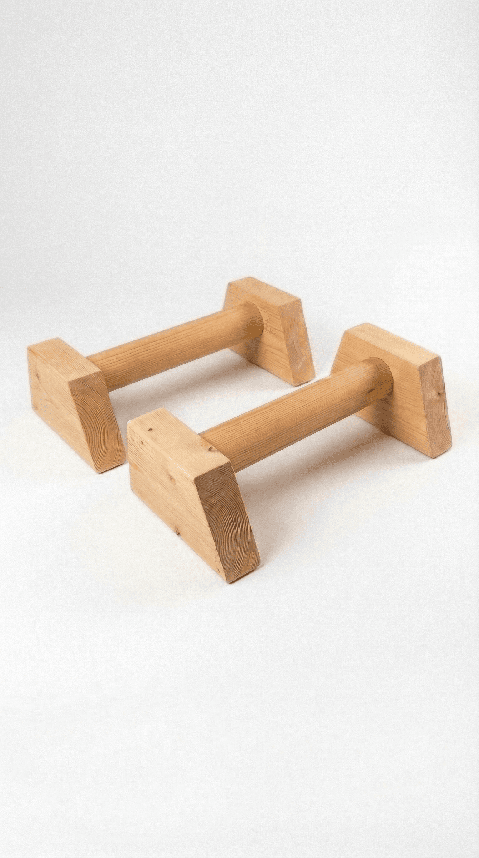 Håndlagde parallettes i tre — par sett fra perspektiv